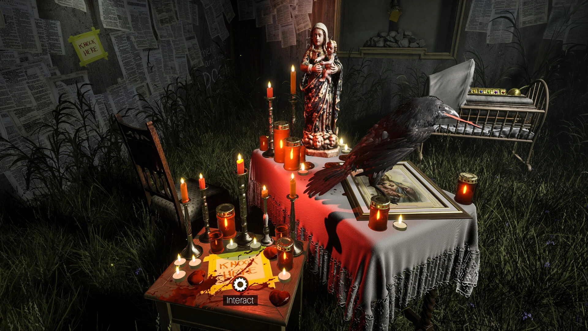Scenă horror din Bleeding Nightmare, cu un corb negru așezat pe un altar înconjurat de lumânări aprinse, o statuetă religioasă și mesaje misterioase.
