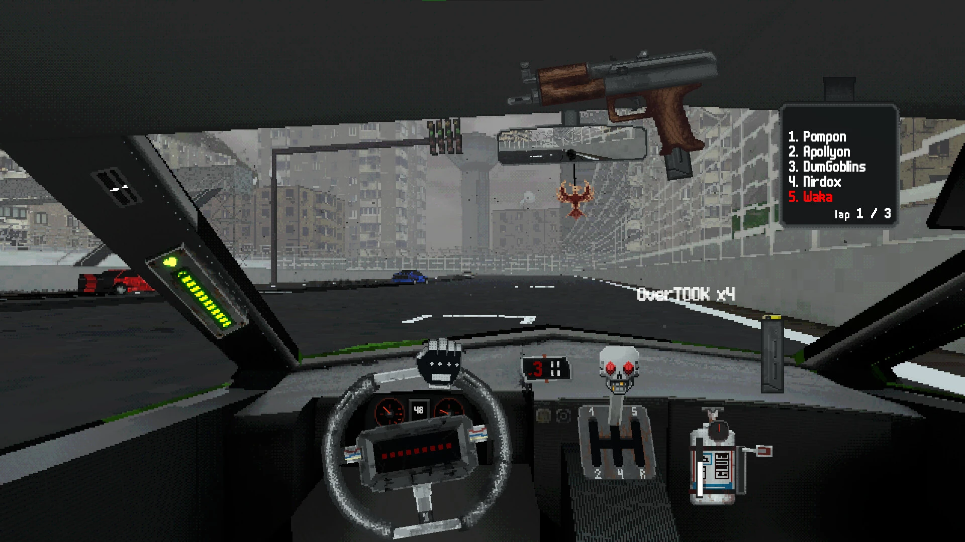 Half Grip, joc românesc de curse și lupte auto, cu vedere din cockpit, volan și schimbător de viteze personalizate, în timpul unei curse pe un circuit urban.