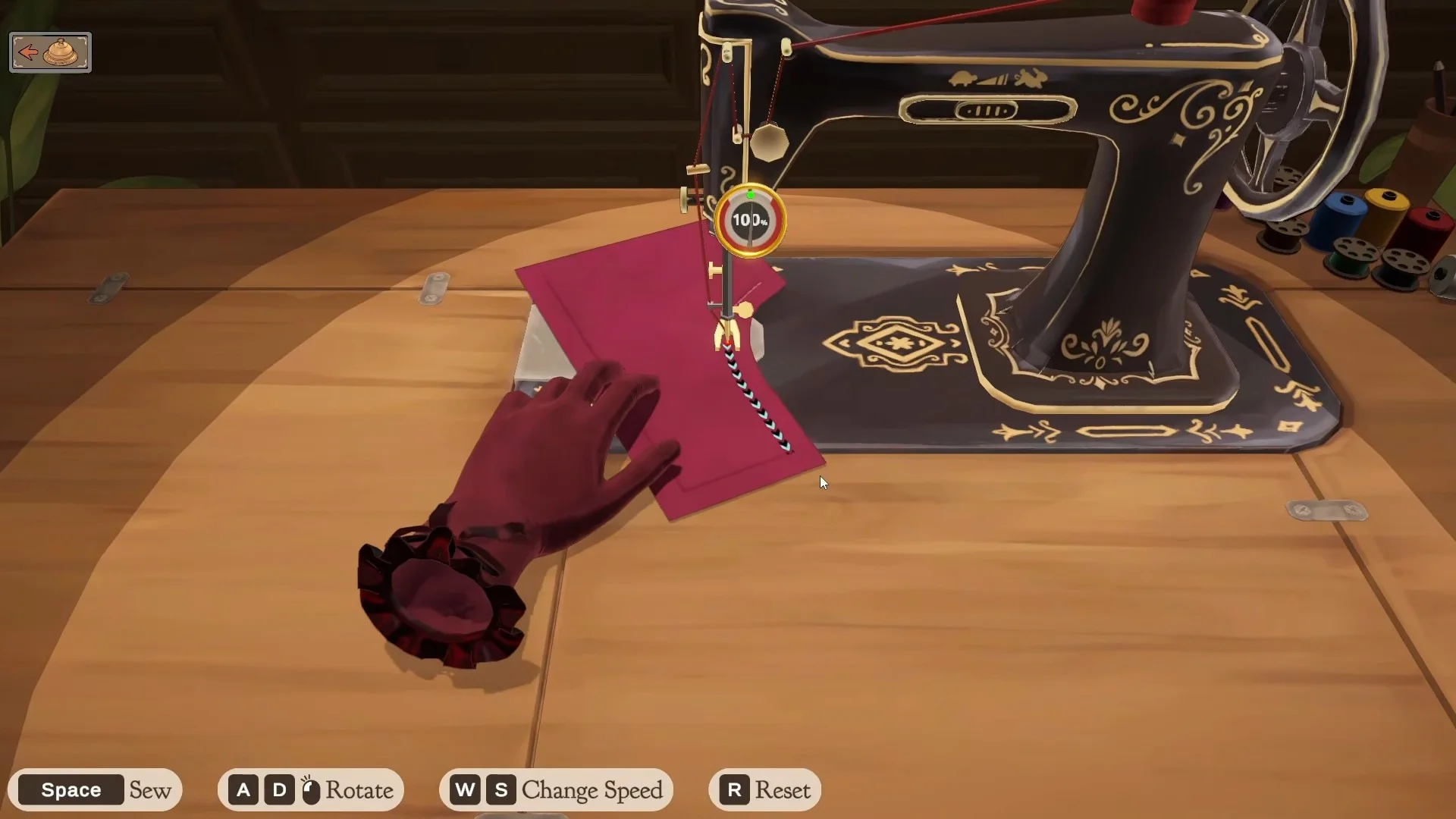 Captură de ecran din Dressmaker care prezintă procesul de coasere a unei bucăți de material roșu la o mașină de cusut vintage, cu ajutorul comenzilor interactive ale jocului.